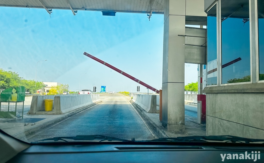 支払いを済ませるとレーンが上がり、高速道路から降りられます