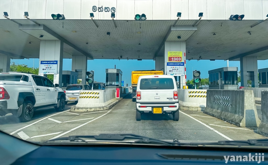 スリランカの高速道路を走ってみた！国内唯一のサービスエリアで本場のライス＆カリーを