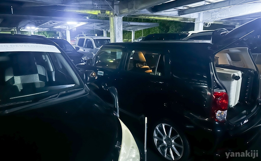 鍵が開いた車を自分で探すパラオのレンタカー