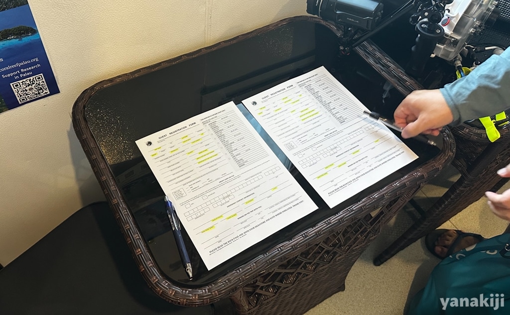 書類に必要事項を記載する